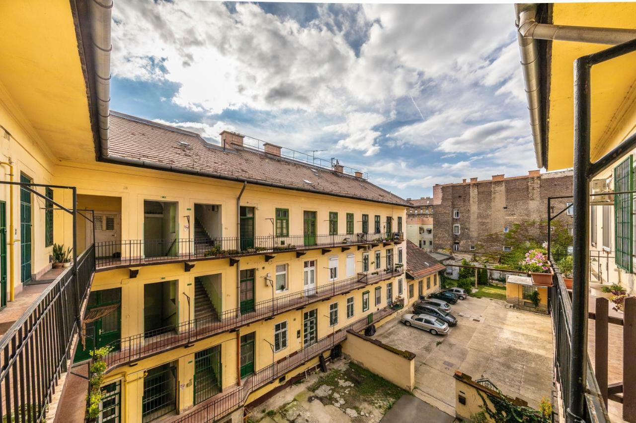 French Touch Apartment With Free Parking Budapest Bagian luar foto